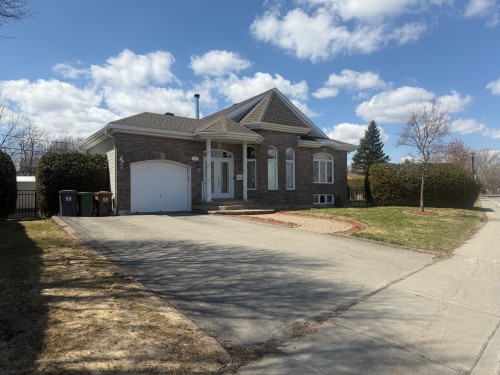 593 Rue Carignan  Boisbriand, QC J7G 2K2