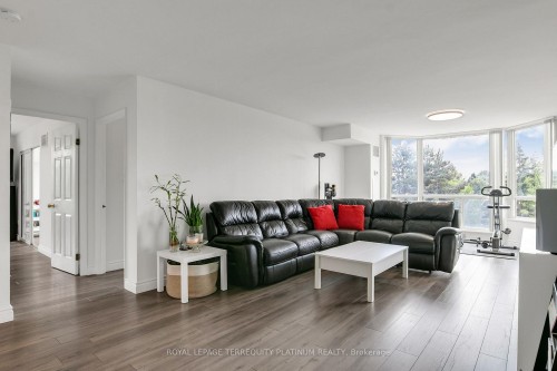 413-175 Cedar Avenue, Richmond Hill, ON - Indoor Photo Showing Living Room