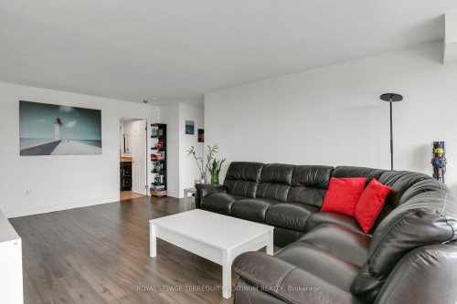 413-175 Cedar Avenue, Richmond Hill, ON - Indoor Photo Showing Living Room