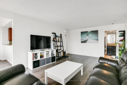 413-175 Cedar Avenue, Richmond Hill, ON - Indoor Photo Showing Living Room