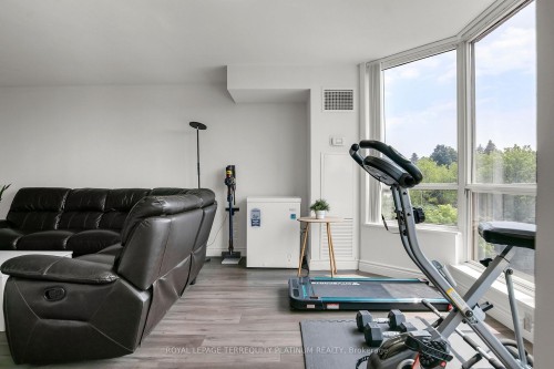 413-175 Cedar Avenue, Richmond Hill, ON - Indoor Photo Showing Gym Room