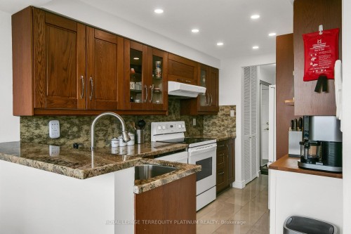 413-175 Cedar Avenue, Richmond Hill, ON - Indoor Photo Showing Kitchen