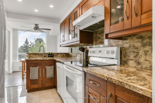 413-175 Cedar Avenue, Richmond Hill, ON - Indoor Photo Showing Kitchen