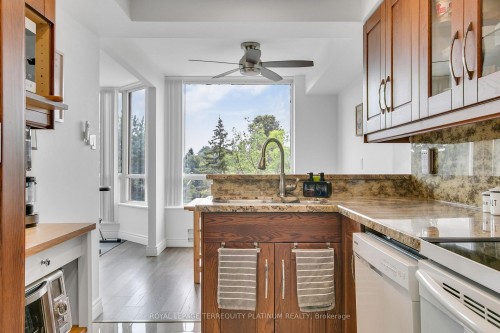 413-175 Cedar Avenue, Richmond Hill, ON - Indoor Photo Showing Kitchen