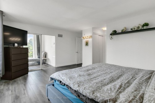 413-175 Cedar Avenue, Richmond Hill, ON - Indoor Photo Showing Bedroom