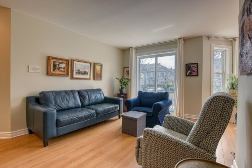 Salon - 200-29 Av. Joubert, Candiac, QC - Indoor Photo Showing Living Room