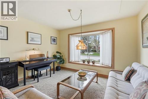 4 Tilbury Court, Hamilton, ON - Indoor Photo Showing Living Room