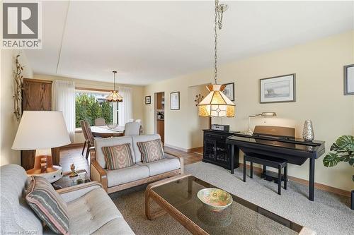 4 Tilbury Court, Hamilton, ON - Indoor Photo Showing Living Room