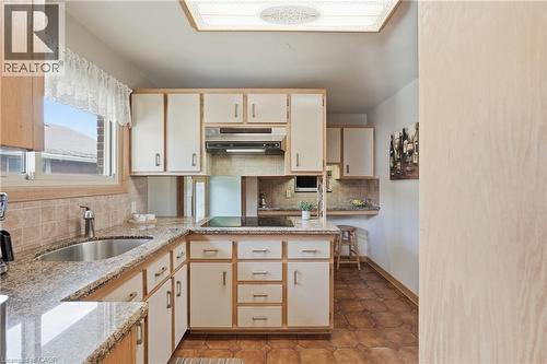 4 Tilbury Court, Hamilton, ON - Indoor Photo Showing Kitchen
