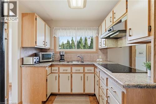 4 Tilbury Court, Hamilton, ON - Indoor Photo Showing Kitchen