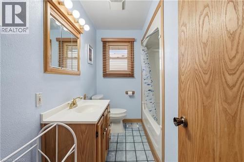 4 Tilbury Court, Hamilton, ON - Indoor Photo Showing Bathroom