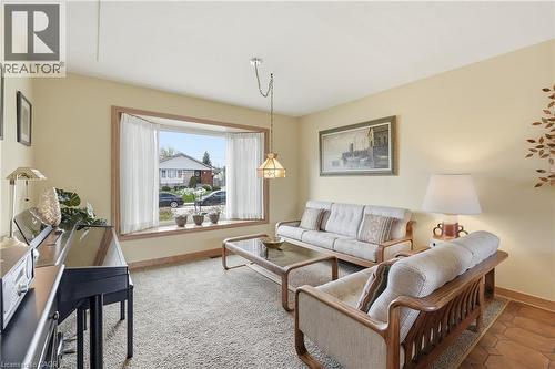 4 Tilbury Court, Hamilton, ON - Indoor Photo Showing Living Room
