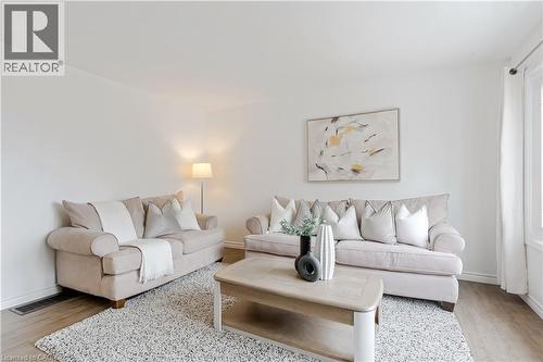 19 Birch Street, Cambridge, ON - Indoor Photo Showing Living Room