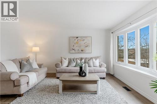 19 Birch Street, Cambridge, ON - Indoor Photo Showing Living Room