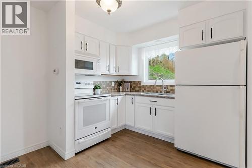 19 Birch Street, Cambridge, ON - Indoor Photo Showing Kitchen