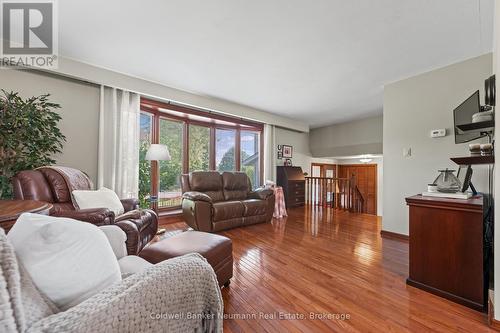 61 Bellevue Street, Guelph (Dovercliffe Park/Old University), ON - Indoor Photo Showing Living Room