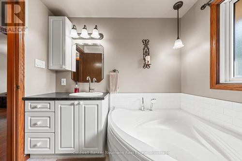 61 Bellevue Street, Guelph (Dovercliffe Park/Old University), ON - Indoor Photo Showing Bathroom
