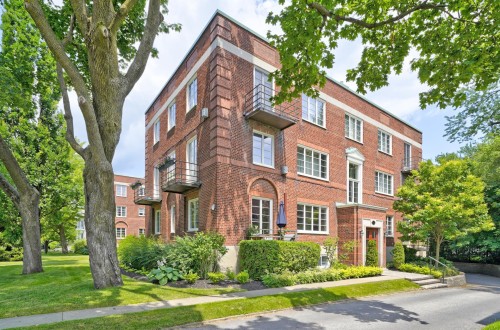 1A-320 Boul. Laird  Mont-Royal, QC H3R 1Y2