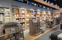 1Z-8780 Boul. St-Laurent Montréal (Ahuntsic-Cartierville), QC H2N 1M4