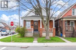 118 CAMERON Avenue N  Hamilton, ON L8H 4Z2