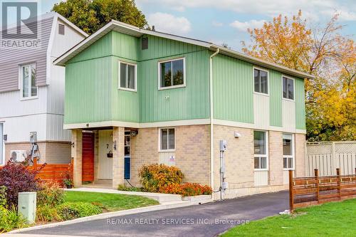7 HAMLET COURT  Brampton, ON L6S 1X5