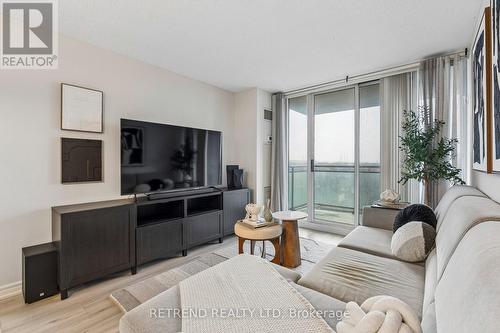 602 - 310 Red Maple Road, Richmond Hill, ON - Indoor Photo Showing Living Room