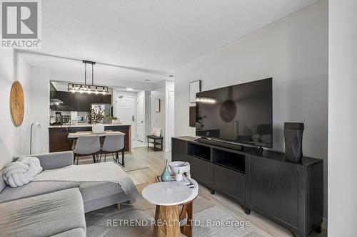 602 - 310 Red Maple Road, Richmond Hill, ON - Indoor Photo Showing Living Room