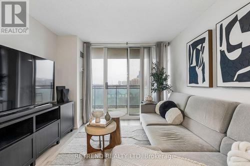 602 - 310 Red Maple Road, Richmond Hill, ON - Indoor Photo Showing Living Room
