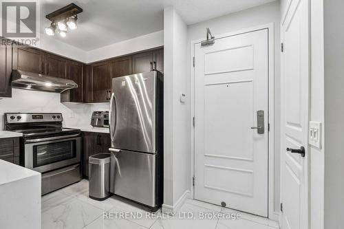602 - 310 Red Maple Road, Richmond Hill, ON - Indoor Photo Showing Kitchen With Stainless Steel Kitchen