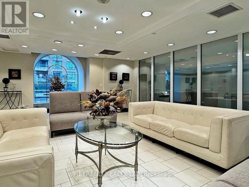 602 - 310 Red Maple Road, Richmond Hill, ON - Indoor Photo Showing Living Room