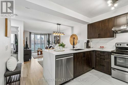 602 - 310 Red Maple Road, Richmond Hill, ON - Indoor Photo Showing Kitchen