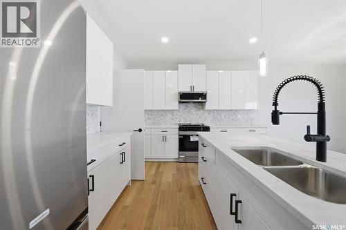335 Sharma Crescent, Saskatoon, SK - Indoor Photo Showing Kitchen With Double Sink With Upgraded Kitchen