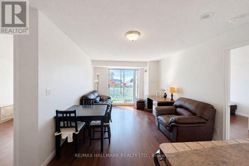 215 - 3 Ellesmere Street, Richmond Hill, ON - Indoor Photo Showing Living Room