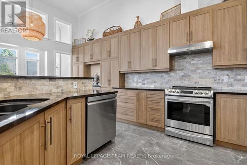 124 Macassa Circle, Ottawa, ON - Indoor Photo Showing Kitchen