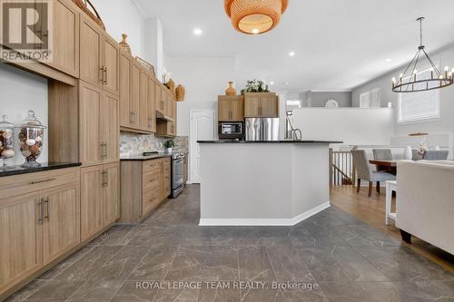 124 Macassa Circle, Ottawa, ON - Indoor Photo Showing Kitchen
