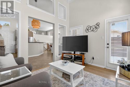 124 Macassa Circle, Ottawa, ON - Indoor Photo Showing Living Room
