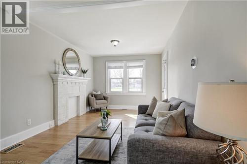 53 East 19Th Street, Hamilton, ON - Indoor Photo Showing Living Room