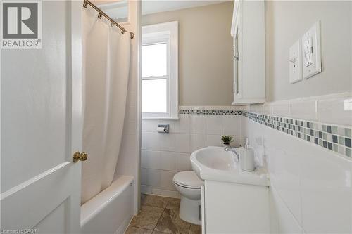 53 East 19Th Street, Hamilton, ON - Indoor Photo Showing Bathroom