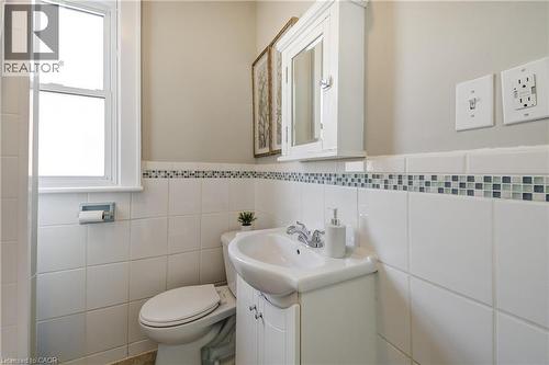 53 East 19Th Street, Hamilton, ON - Indoor Photo Showing Bathroom