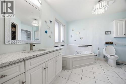 608 Mc Master Court, Sarnia, ON - Indoor Photo Showing Bathroom