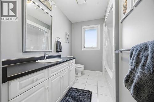 608 Mc Master Court, Sarnia, ON - Indoor Photo Showing Bathroom
