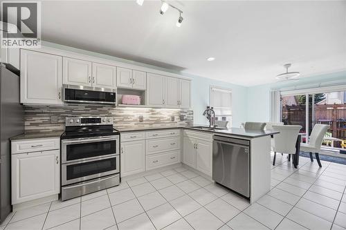 608 Mc Master Court, Sarnia, ON - Indoor Photo Showing Kitchen With Upgraded Kitchen