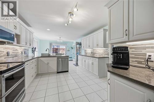 608 Mc Master Court, Sarnia, ON - Indoor Photo Showing Kitchen With Upgraded Kitchen