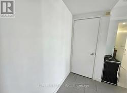 Foyer - closet - 