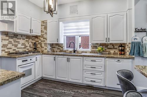97 Centre Street E, Richmond Hill, ON - Indoor Photo Showing Kitchen With Upgraded Kitchen