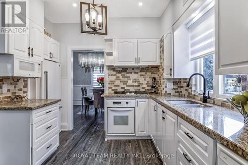 97 Centre Street E, Richmond Hill, ON - Indoor Photo Showing Kitchen With Double Sink With Upgraded Kitchen