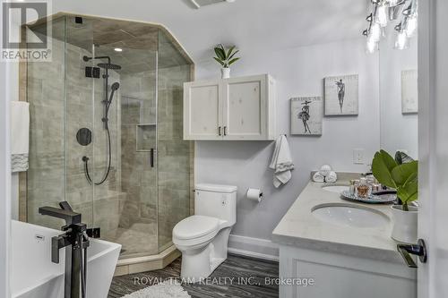 97 Centre Street E, Richmond Hill, ON - Indoor Photo Showing Bathroom