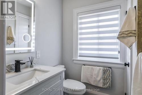 97 Centre Street E, Richmond Hill, ON - Indoor Photo Showing Bathroom