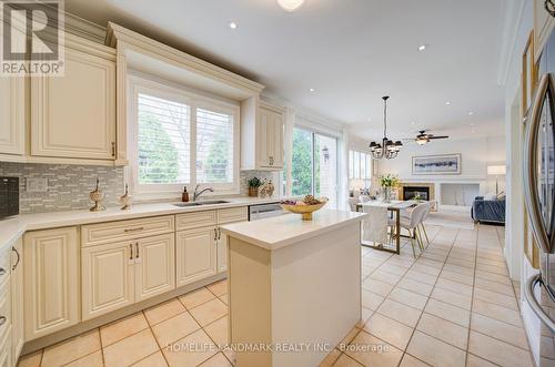 5041 Dryden Avenue, Burlington, ON - Indoor Photo Showing Kitchen With Double Sink With Upgraded Kitchen