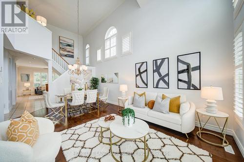 5041 Dryden Avenue, Burlington, ON - Indoor Photo Showing Living Room